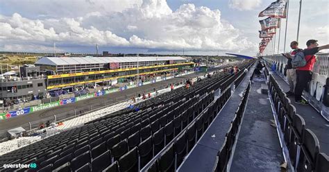 Pit Grandstand .